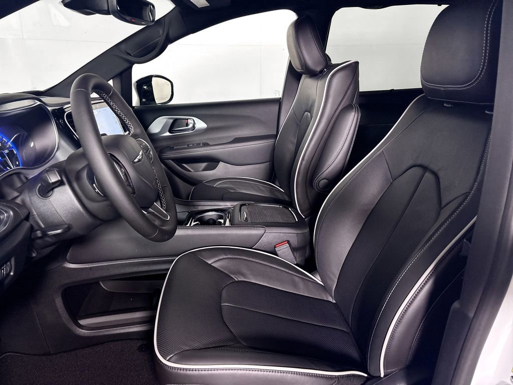 New 2026 Chrysler Pacifica Limited w/ Uconnect Theater Family Group image 11