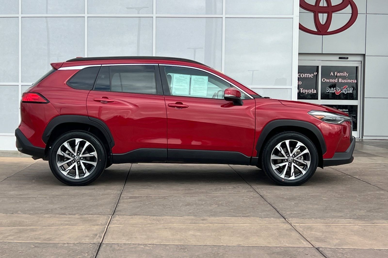 Certified 2023 Toyota Corolla Cross XLE video 3