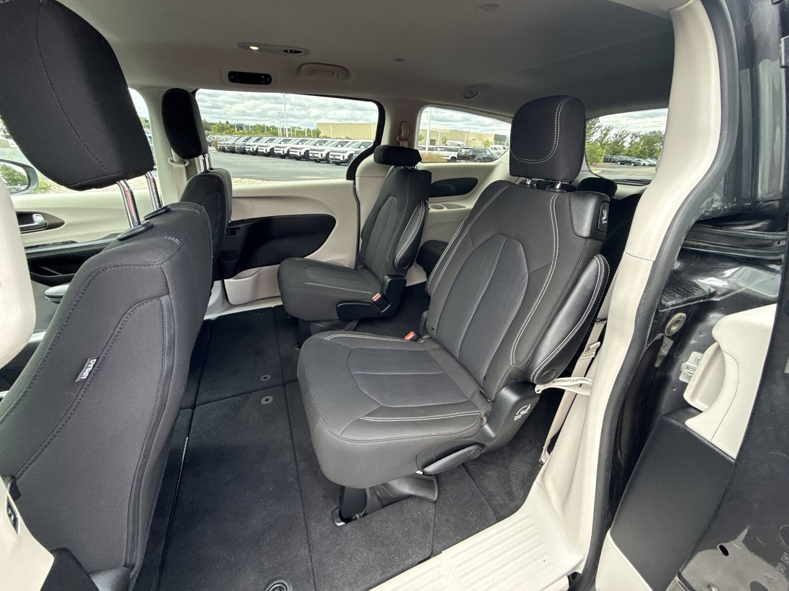 Used 2022 Chrysler Voyager LX FWD image 22