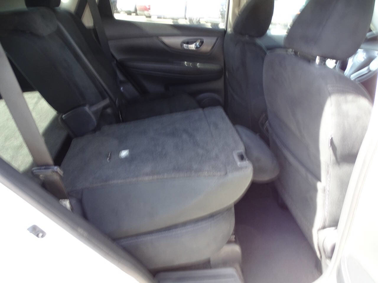 Used 2016 Nissan Rogue SV image 32