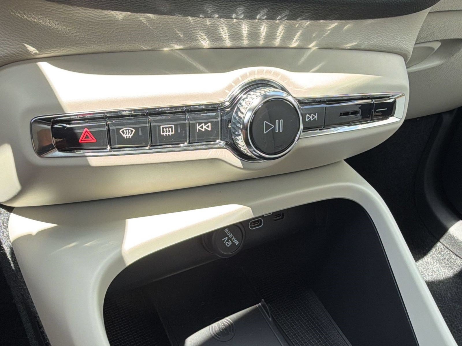 New 2026 Volvo XC40 B4 Plus w/ Climate Package FWD image 18