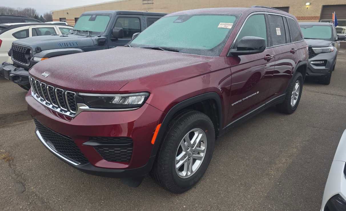 Used 2024 Jeep Grand Cherokee Laredo image 4