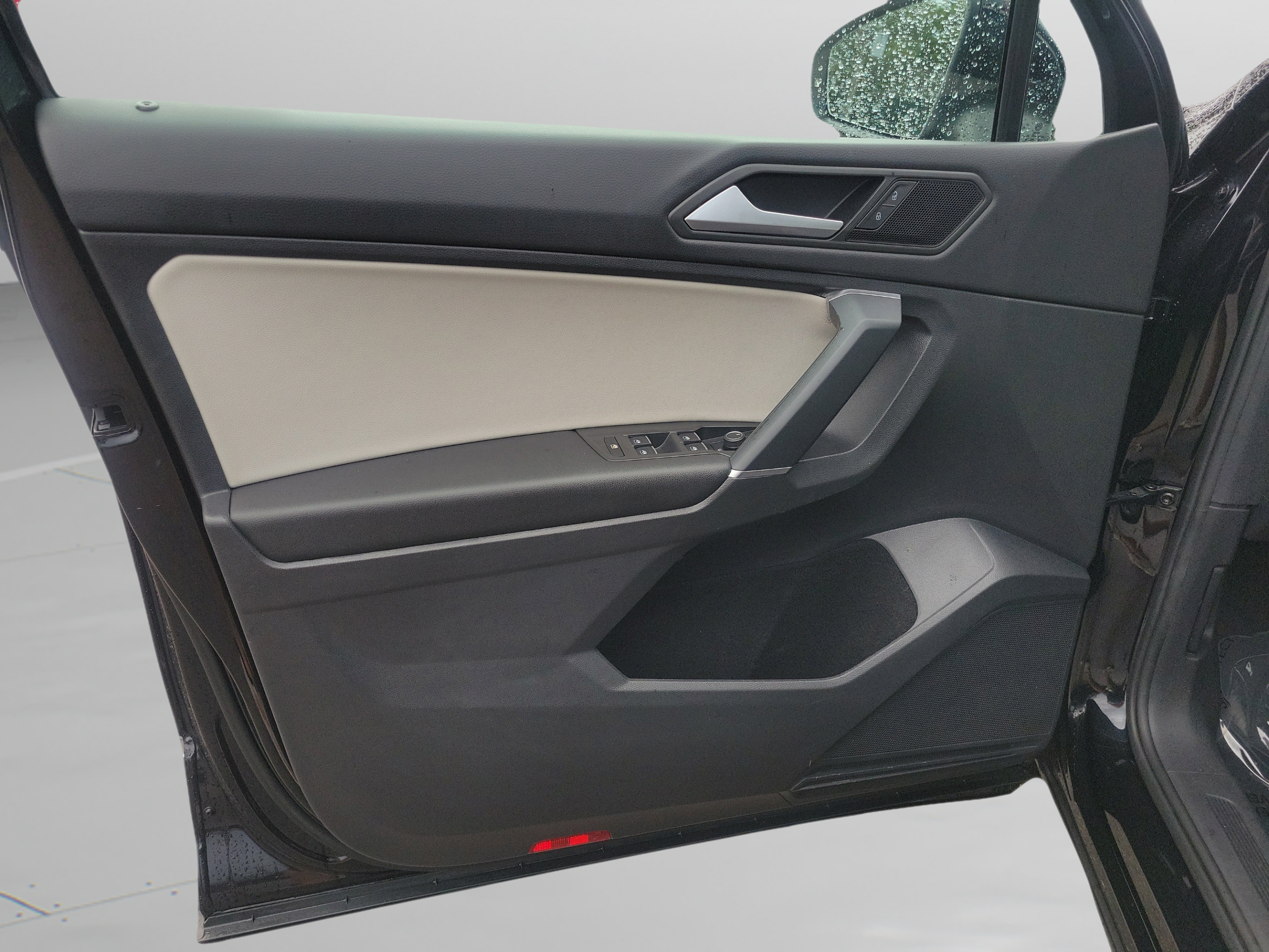 Used 2020 Volkswagen Tiguan SE w/ Panoramic Sunroof Package FWD image 15