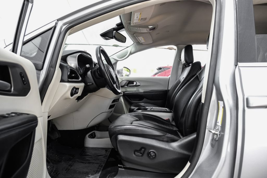 Used 2021 Chrysler Pacifica Touring-L FWD image 3