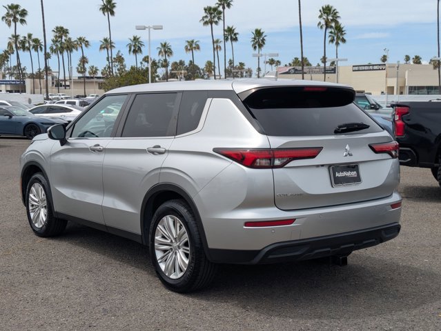 Used 2024 Mitsubishi Outlander ES image 8