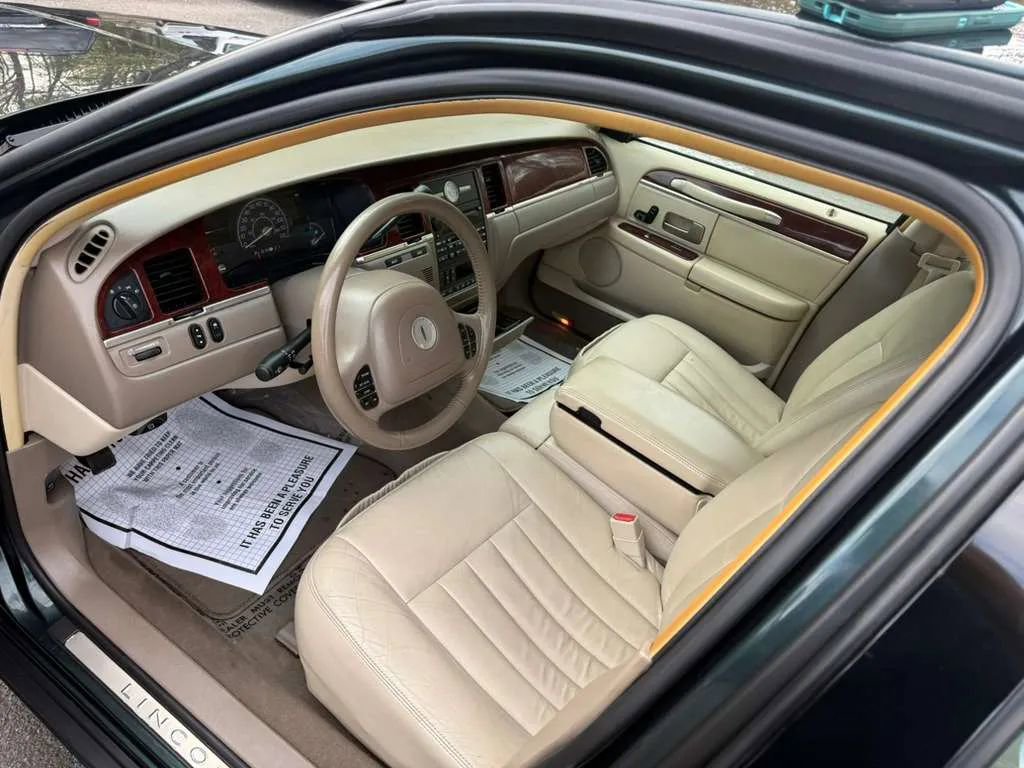 Used 2003 Lincoln Town Car Executive RWD image 10