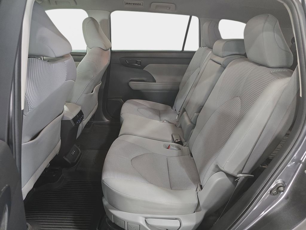 Used 2022 Toyota Highlander LE image 12