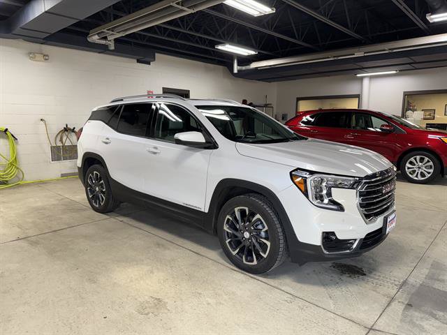 Certified 2022 GMC Terrain SLT w/ Infotainment Package II AWD/4WD image 3