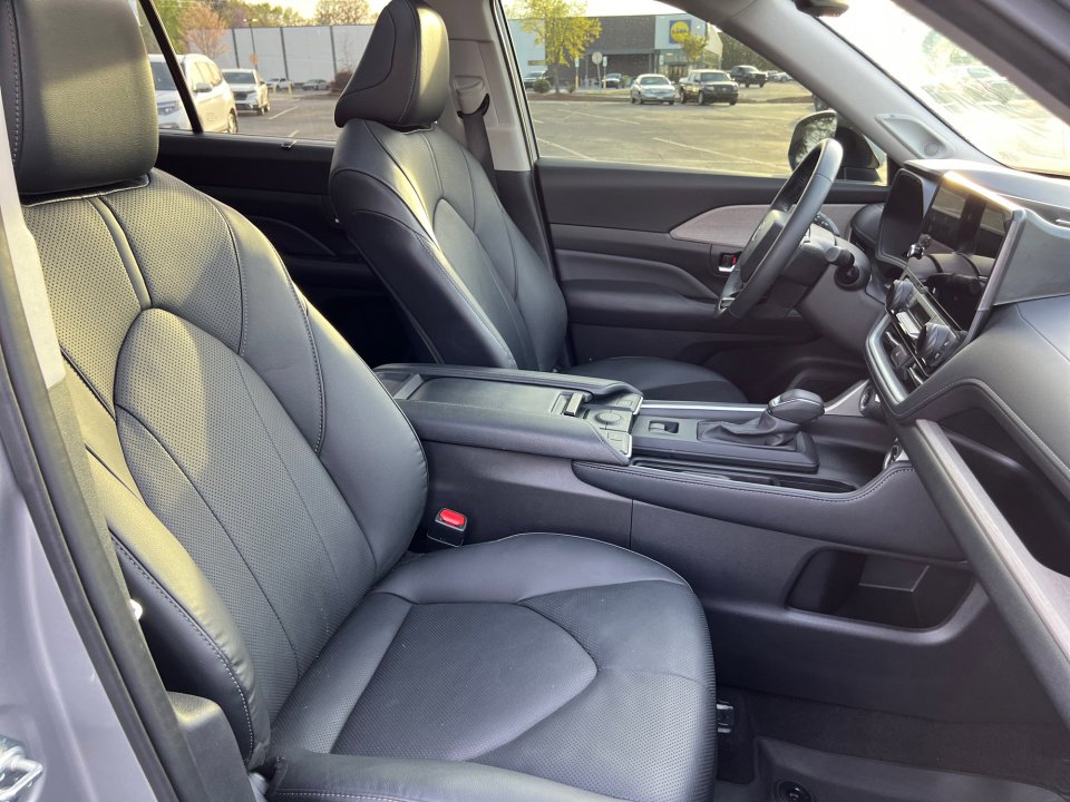 Used 2024 Toyota Grand Highlander Limited image 28