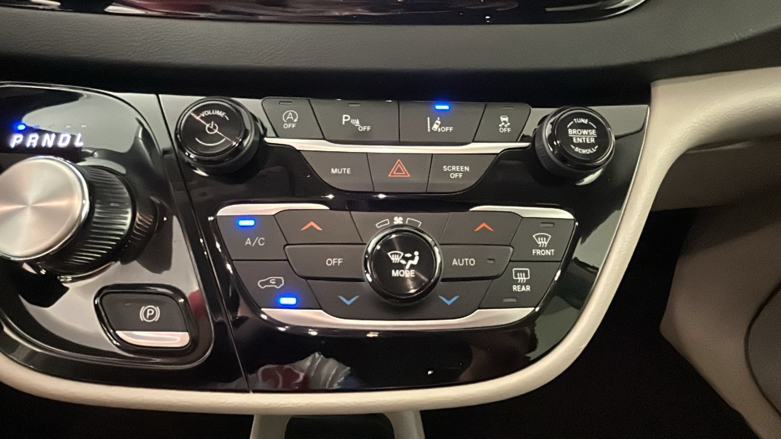 Used 2024 Chrysler Pacifica Touring-L FWD image 25