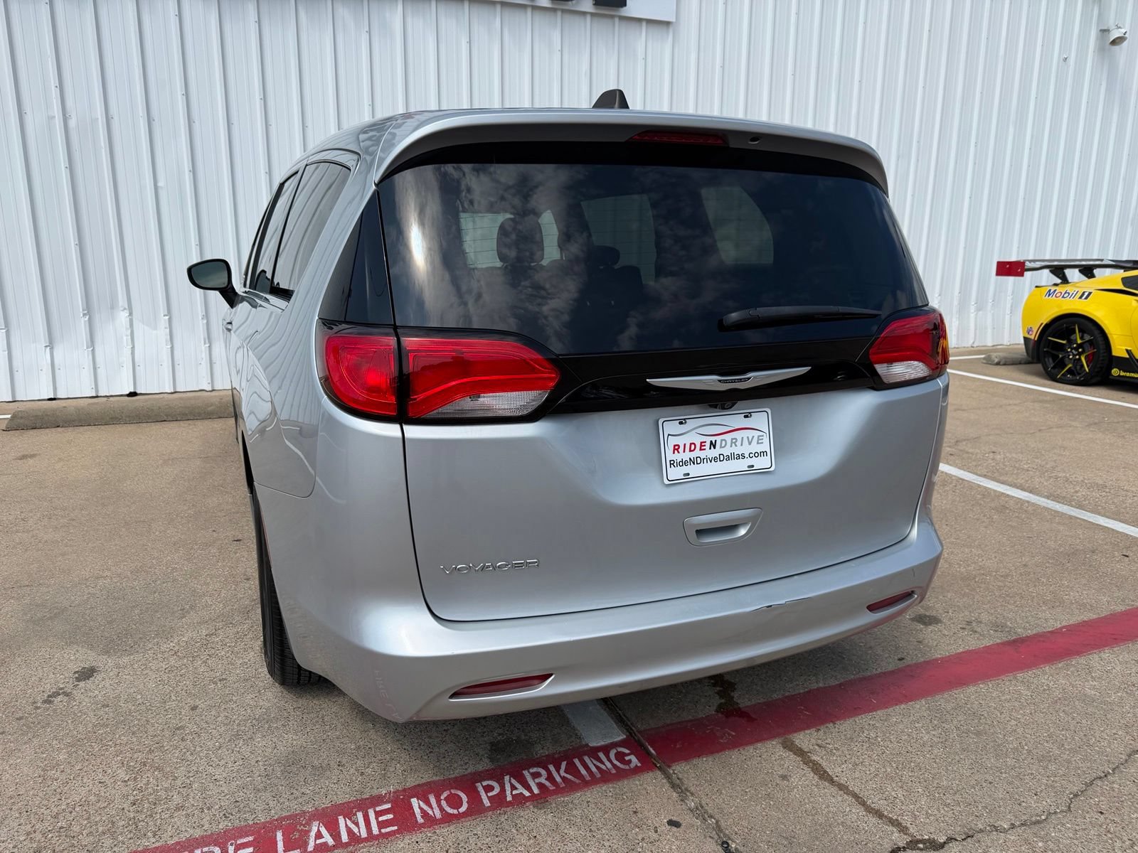 Used 2023 Chrysler Voyager LX FWD image 5