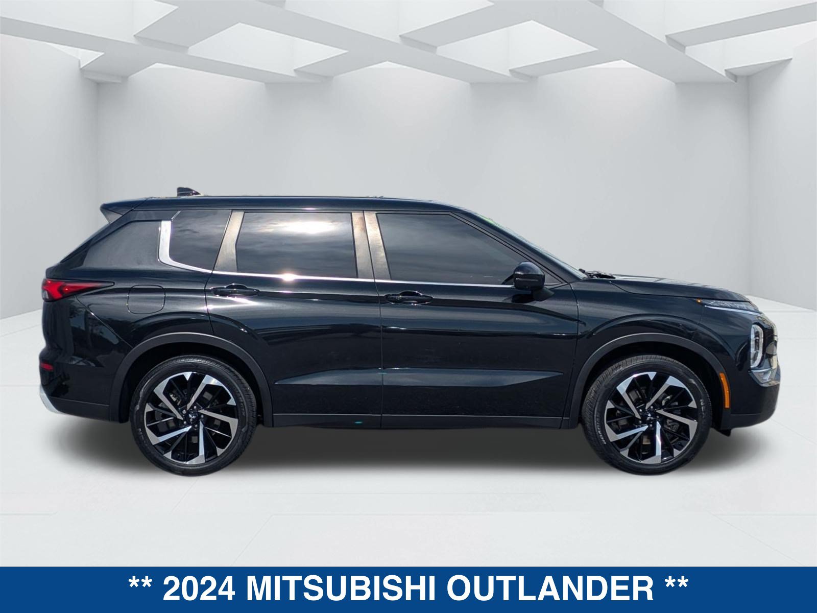 Used 2024 Mitsubishi Outlander SE FWD image 3