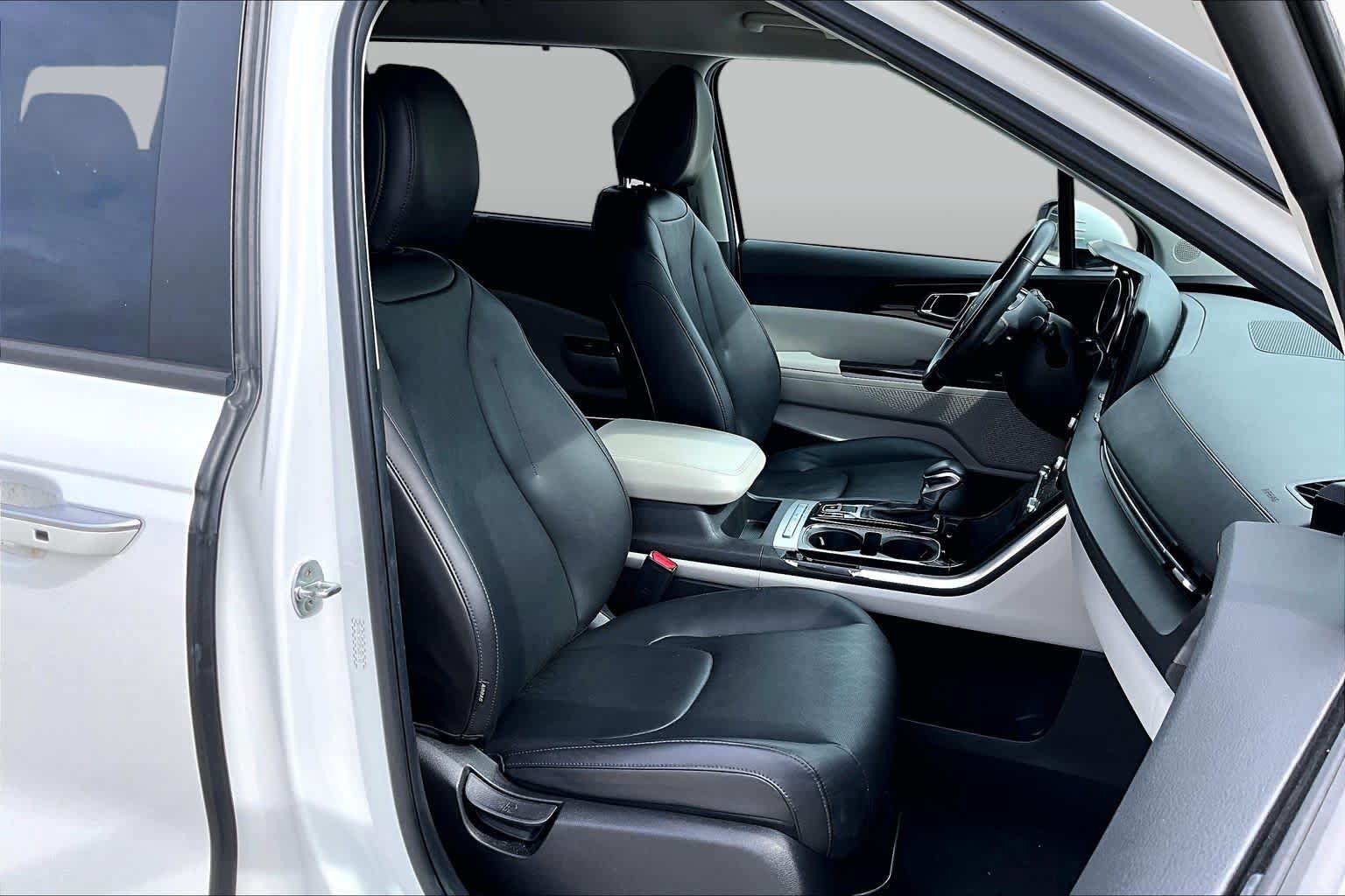 Used 2023 Kia Carnival EX FWD image 9
