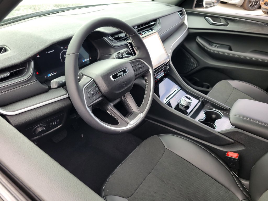 New 2027 Jeep Grand Cherokee Laredo X AWD/4WD image 3