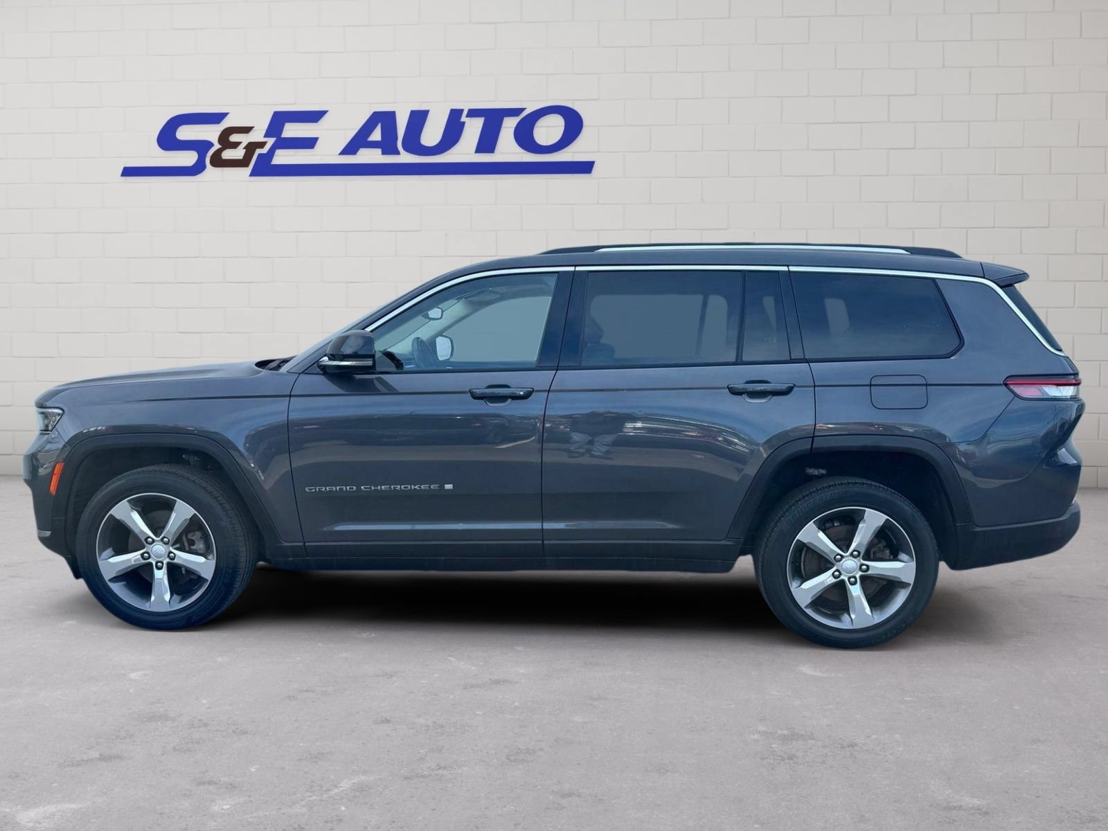 Used 2022 Jeep Grand Cherokee L Limited AWD/4WD image 2