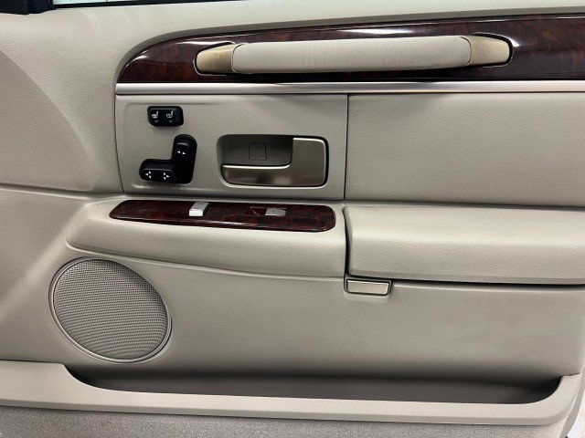 Used 2009 Lincoln Town Car Signature Limited image 19