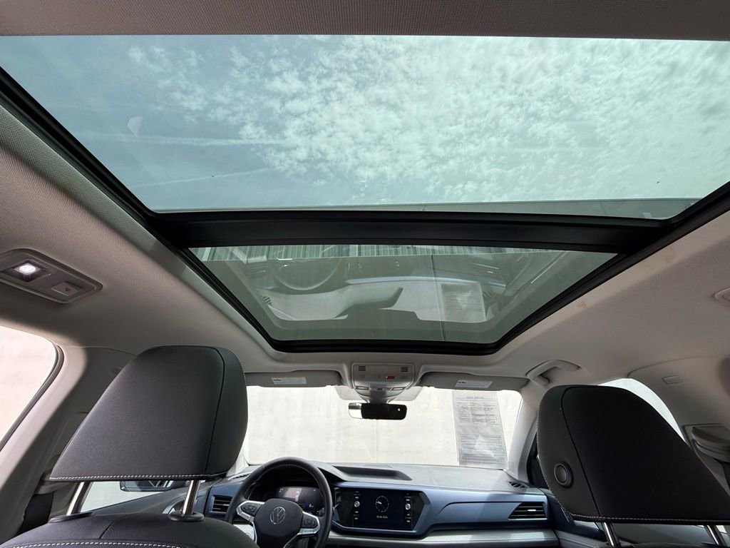 Used 2024 Volkswagen Taos SE w/ Panoramic Sunroof Package FWD image 7
