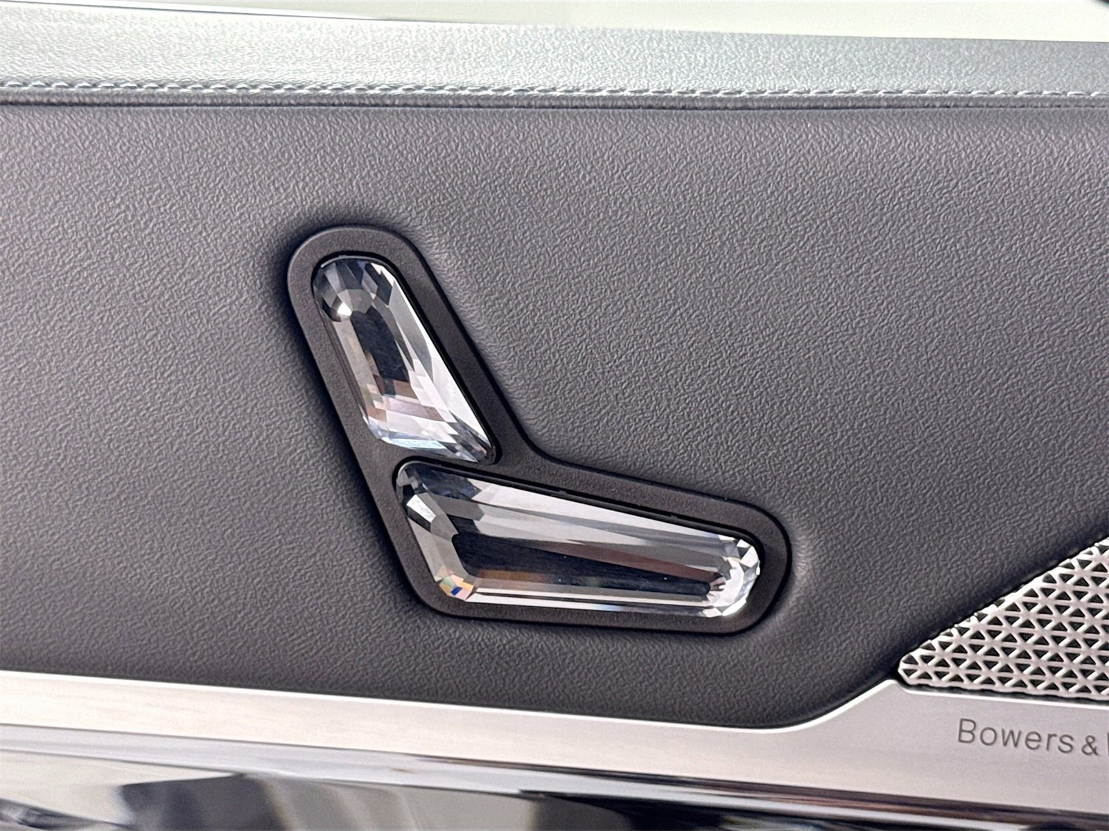 Used 2023 BMW 760i xDrive w/ Luxury Rear Seating Package image 19