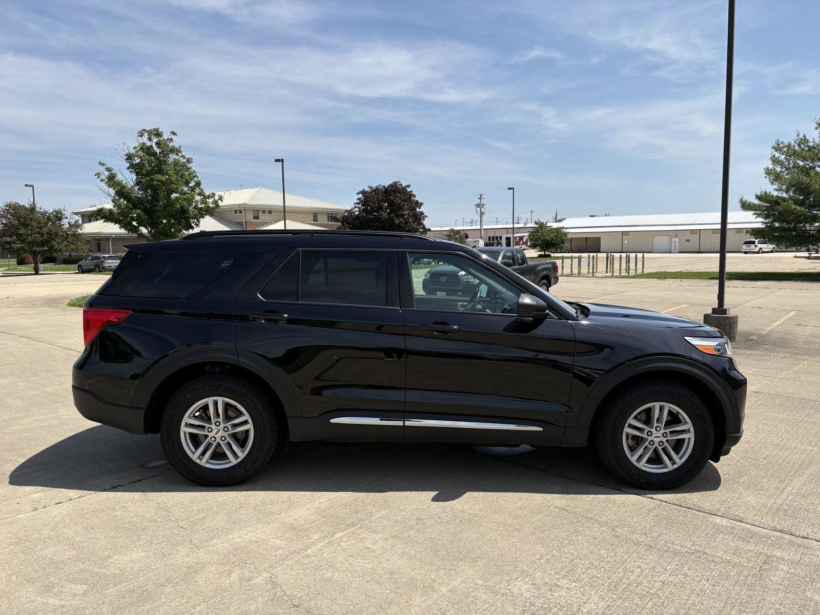 Used 2024 Ford Explorer XLT AWD/4WD image 23