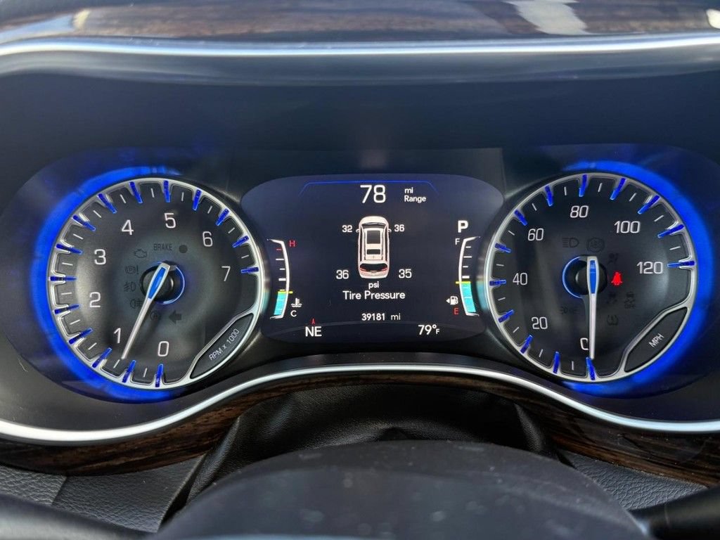 Used 2024 Chrysler Pacifica Limited FWD image 17