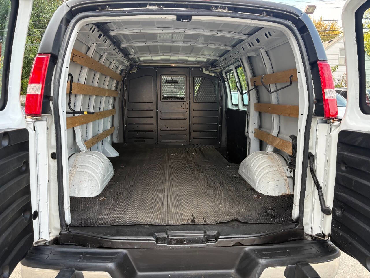 Used 2018 Chevrolet Express 2500 w/ Driver Convenience Package image 15