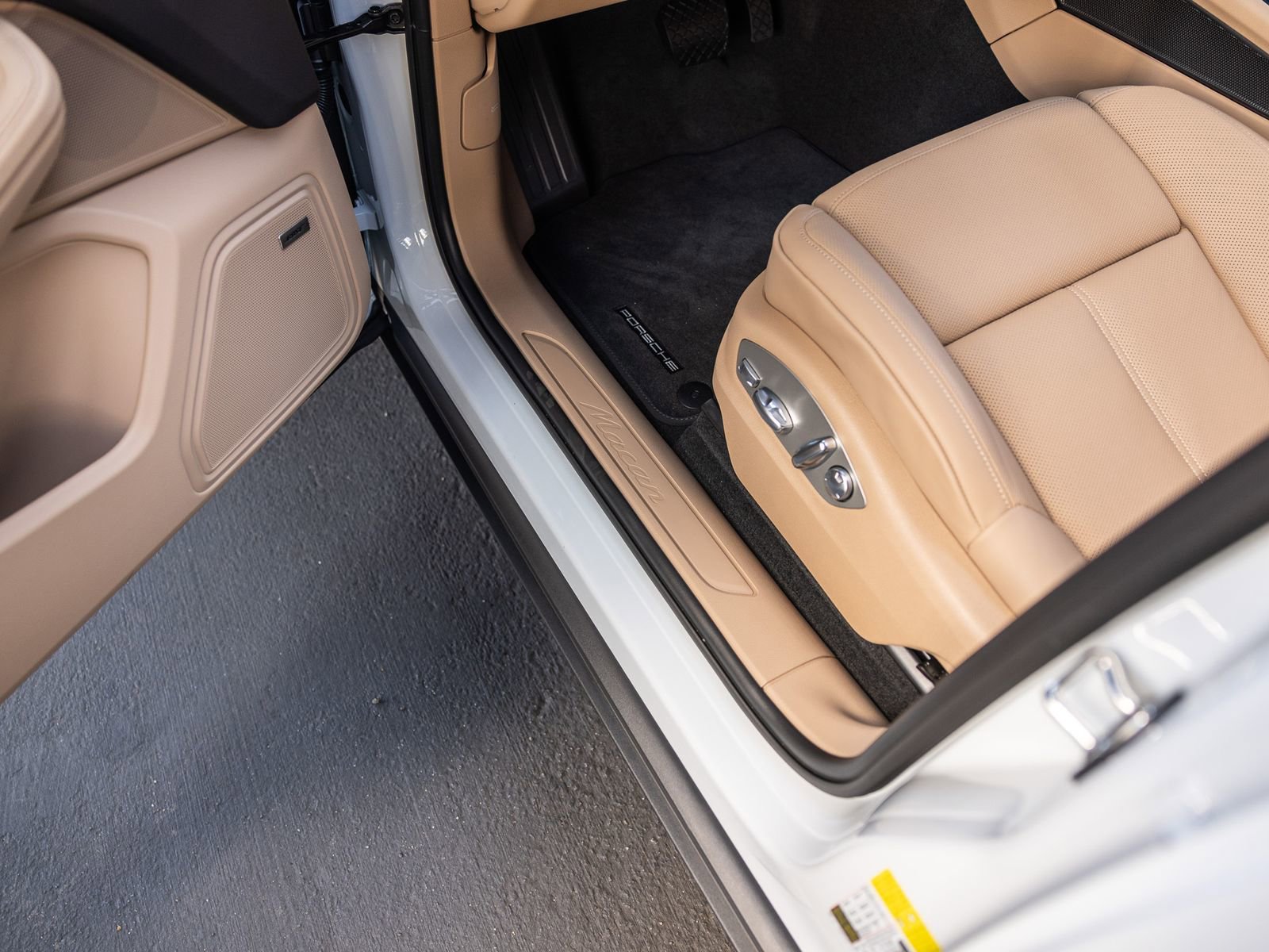 Certified 2025 Porsche Macan image 34