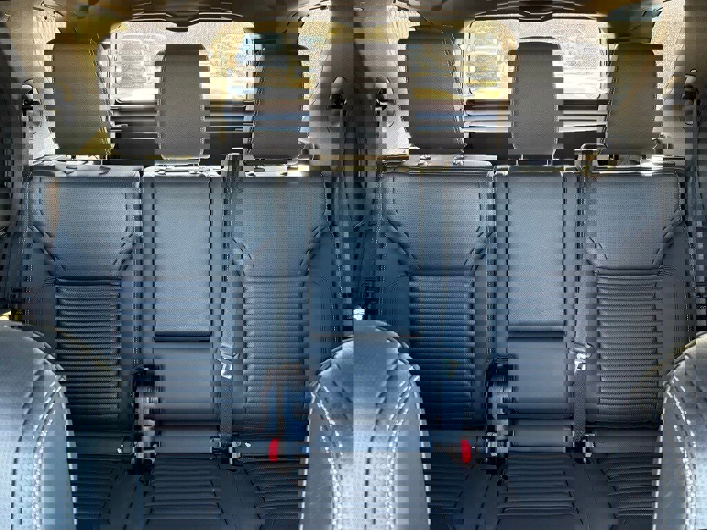 Certified 2025 Land Rover Discovery Dynamic SE image 34