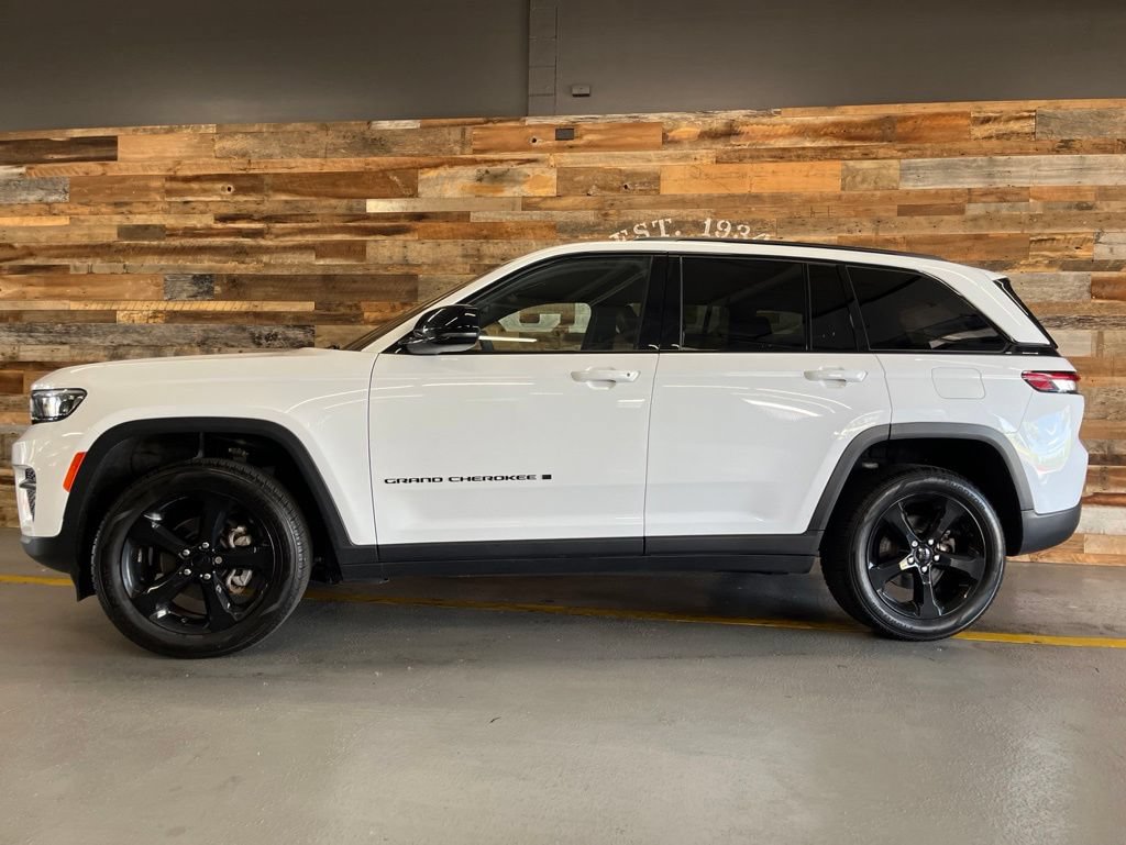 Used 2023 Jeep Grand Cherokee Altitude AWD/4WD image 12