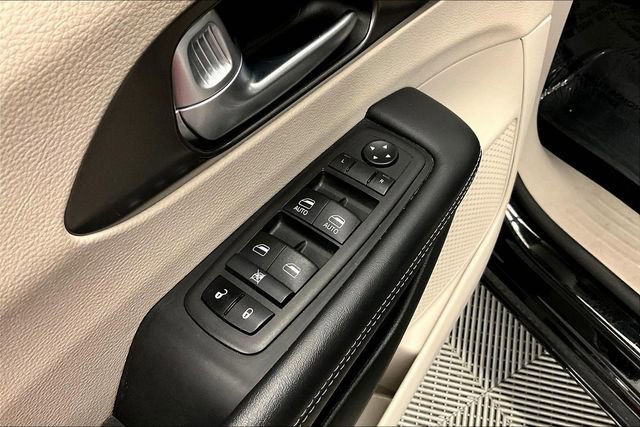 Used 2024 Chrysler Pacifica Touring-L image 30