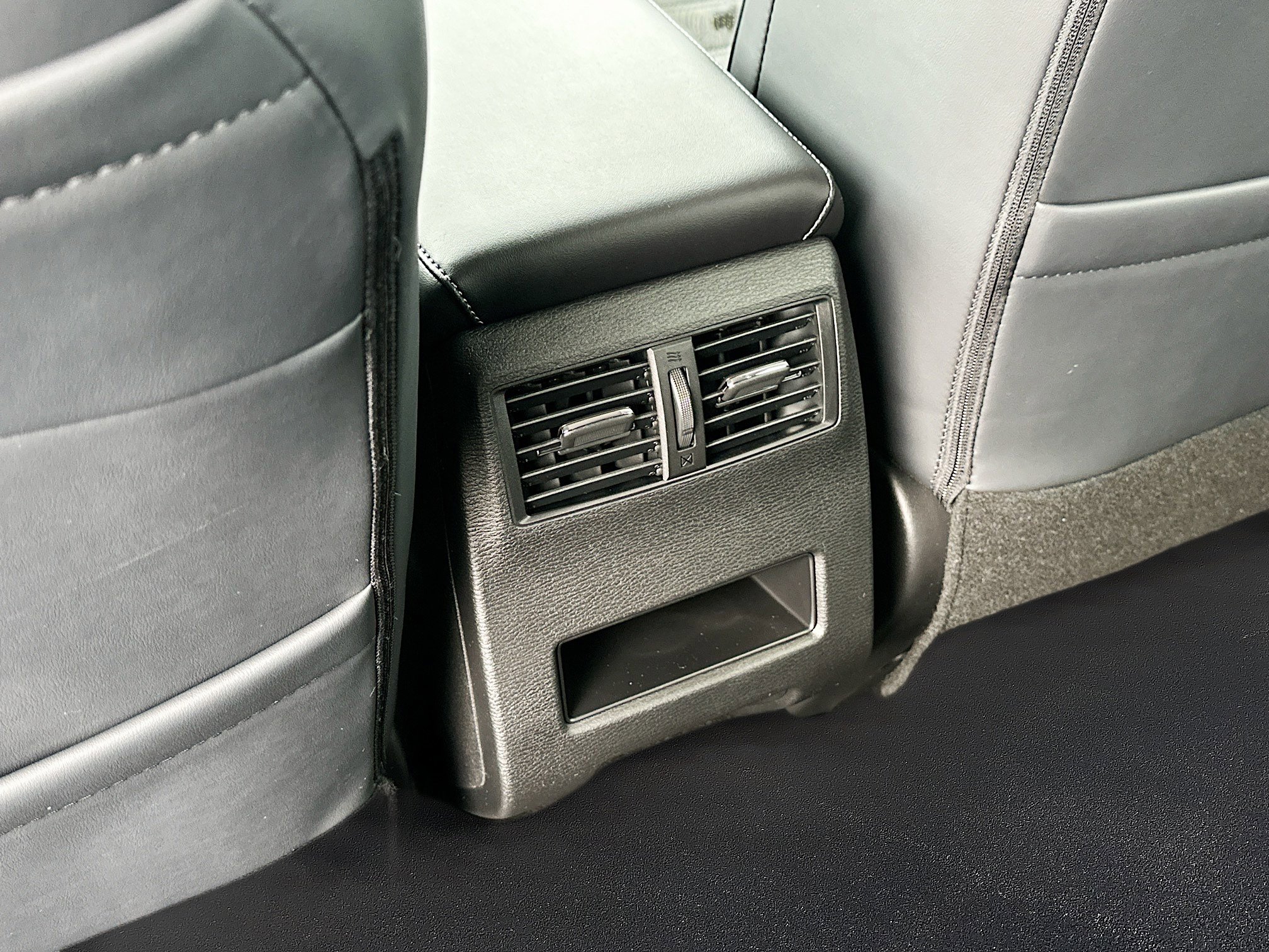 New 2026 Mitsubishi Outlander SE image 19