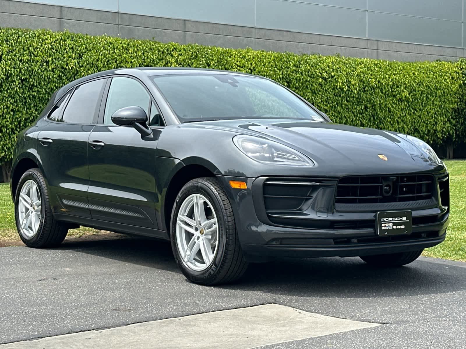 Certified 2025 Porsche Macan AWD/4WD image 10