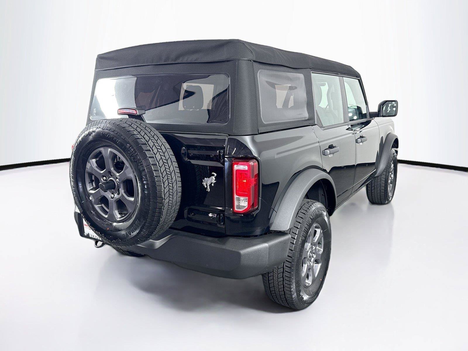 Used 2025 Ford Bronco 4-Door AWD/4WD image 2