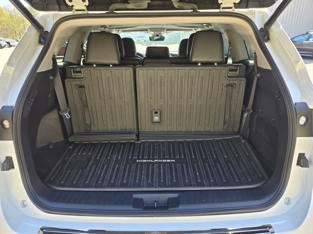 Used 2022 Toyota Highlander XLE AWD/4WD image 17
