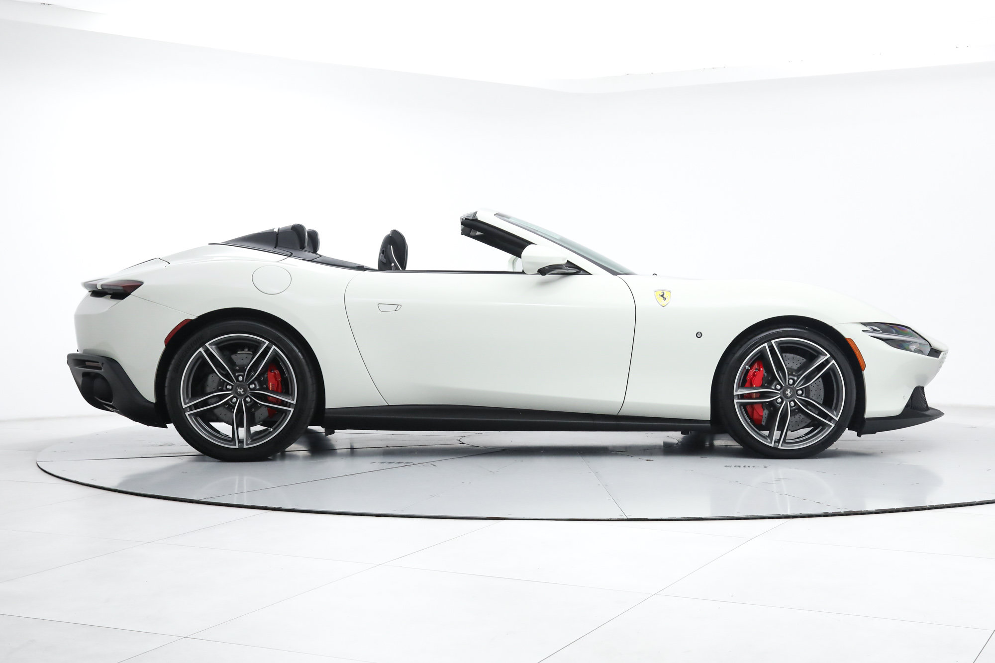 Certified 2025 Ferrari Roma Spider RWD image 10