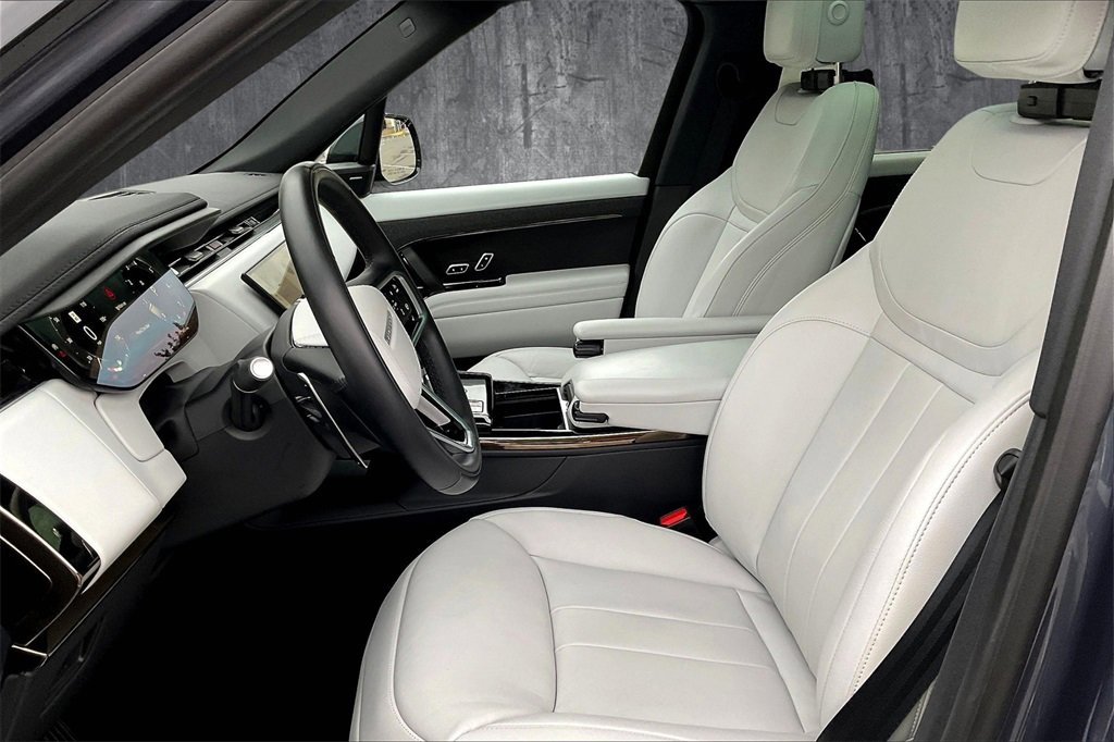 Used 2025 Land Rover Range Rover Sport image 20