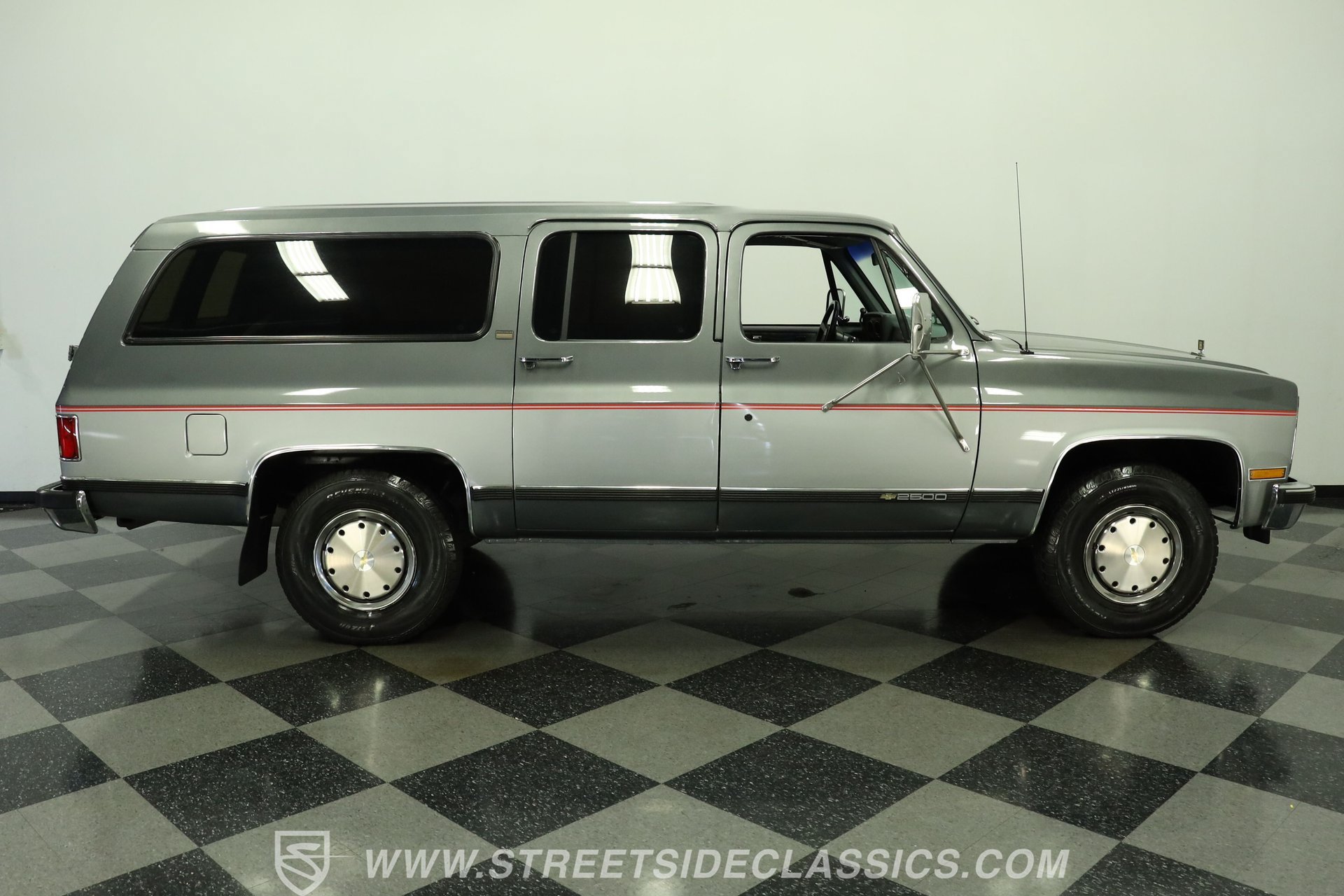 Used 1990 Chevrolet Suburban 2500 RWD image 13
