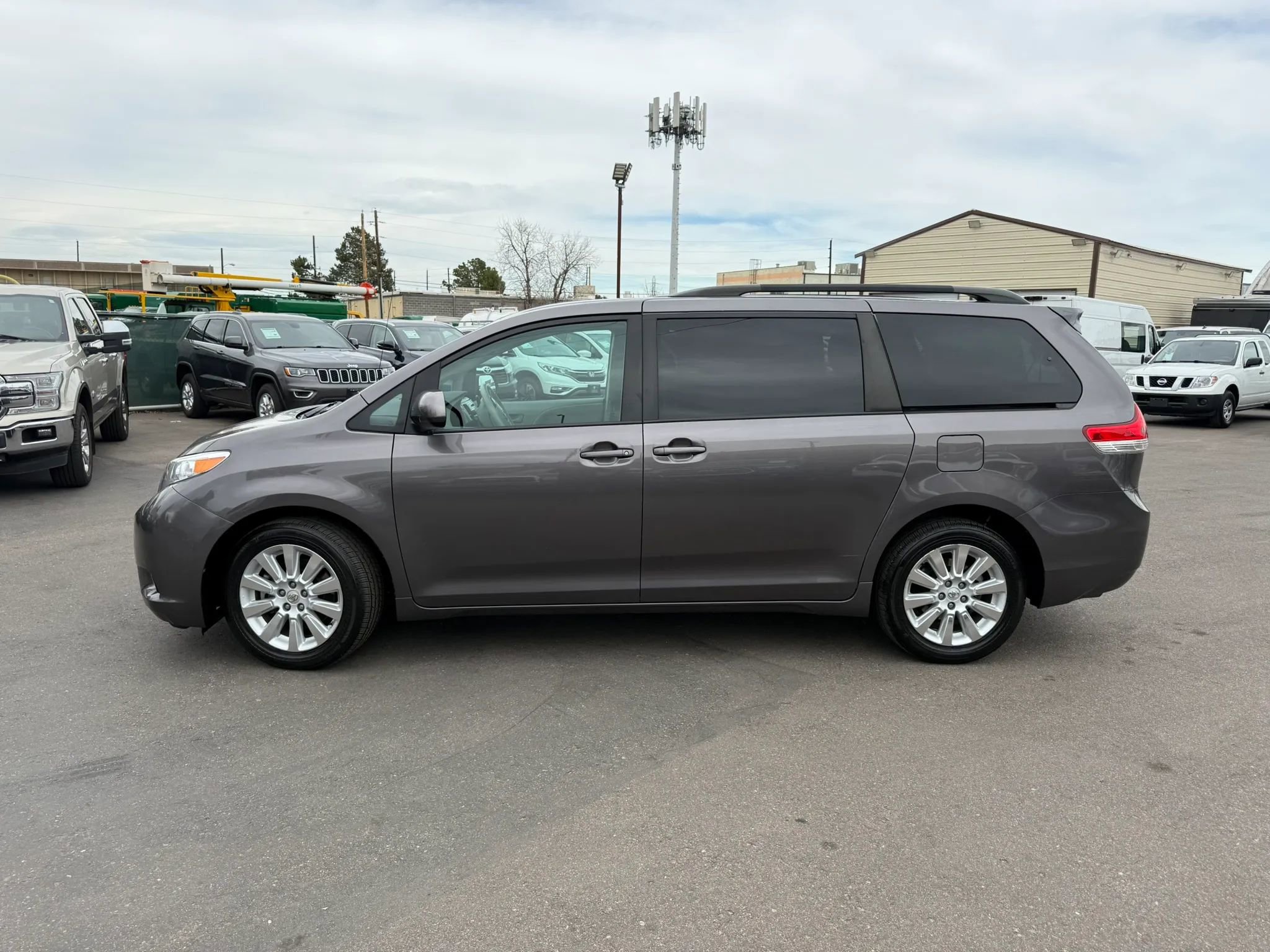 Used 2013 Toyota Sienna LE w/ Towing Pkg image 3