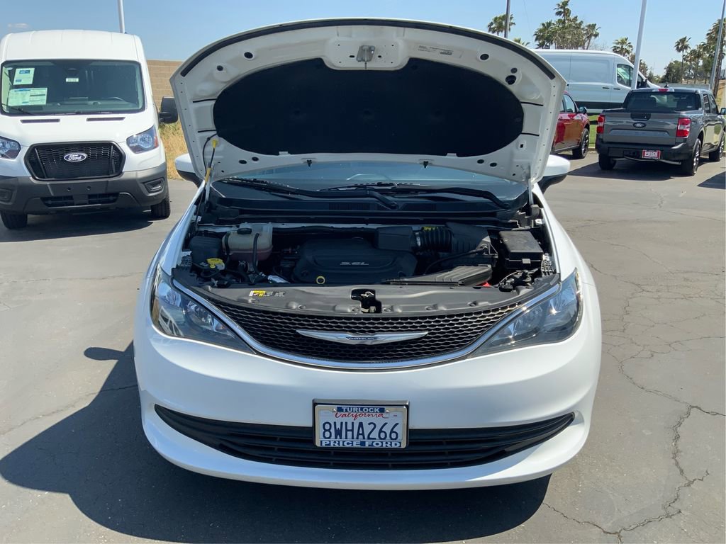 Used 2017 Chrysler Pacifica LX FWD image 11