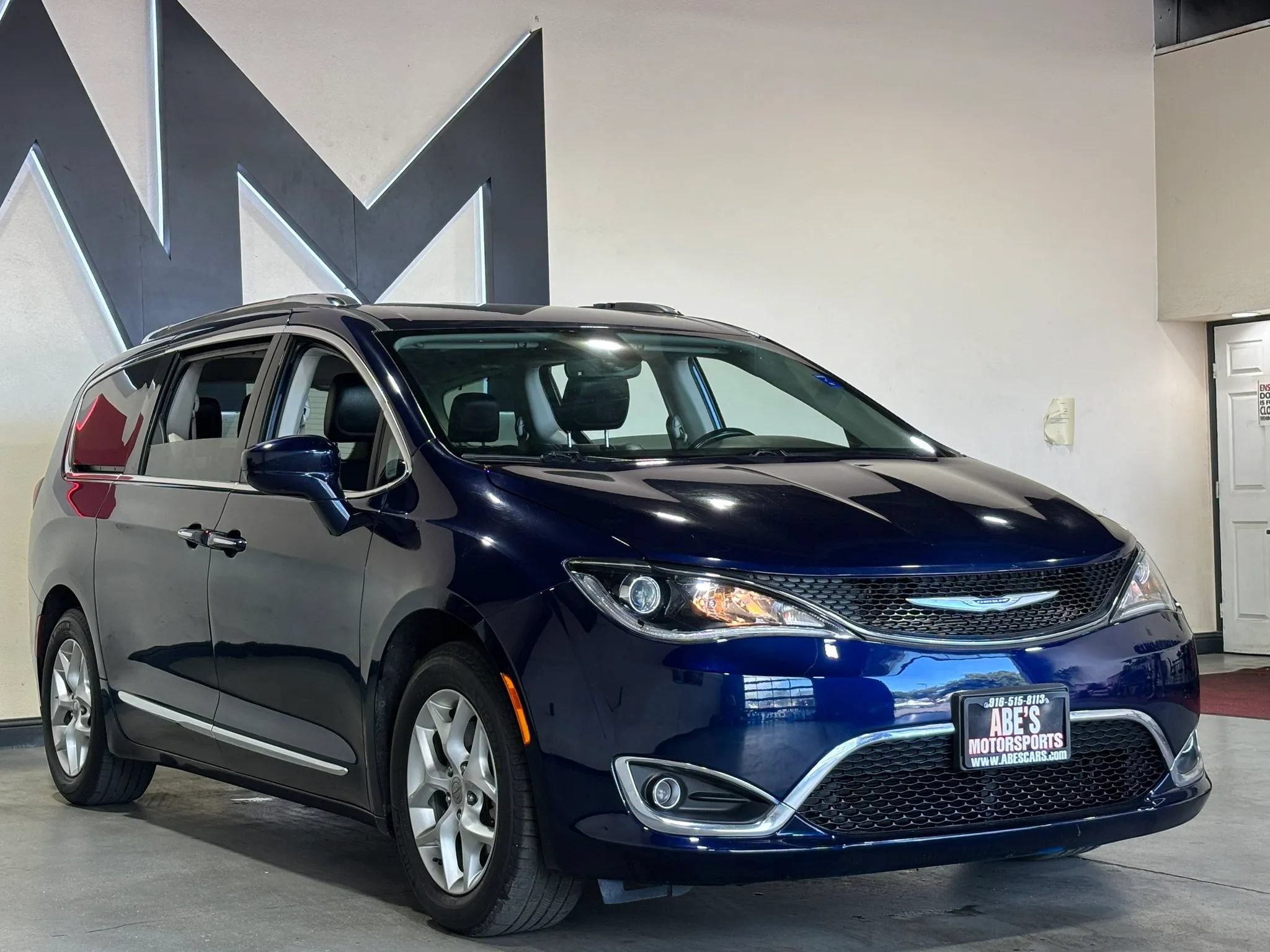 Used 2020 Chrysler Pacifica Touring-L w/ Tire & Wheel Group FWD image 3