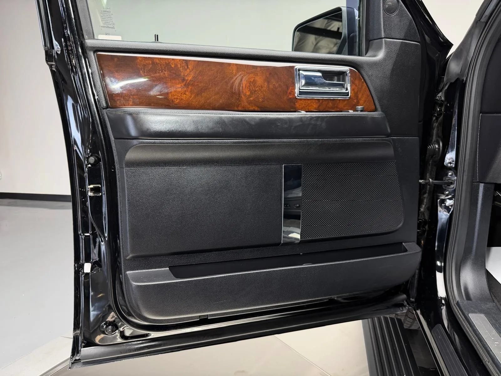 Used 2017 Lincoln Navigator Select AWD/4WD image 27