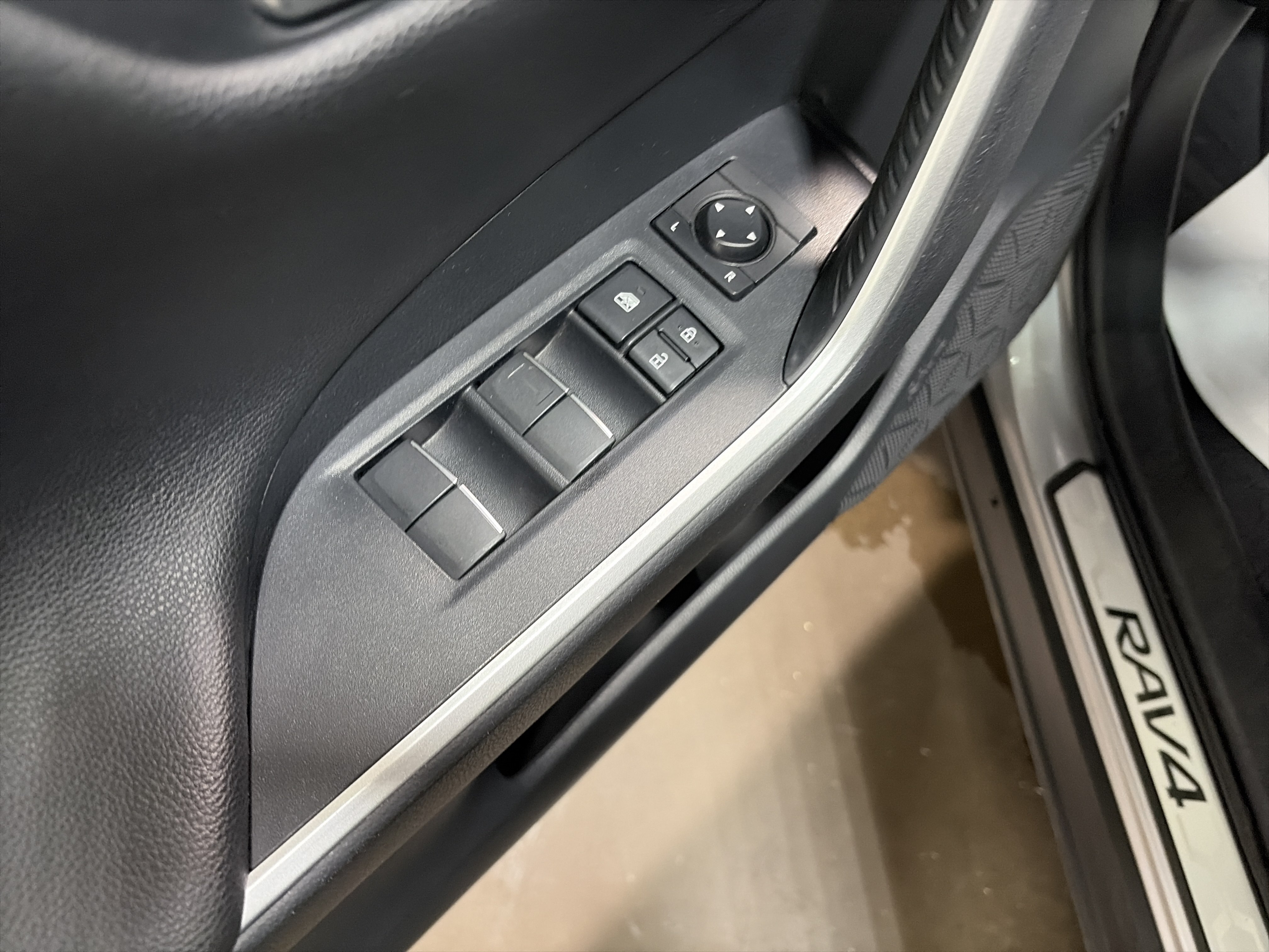 Used 2020 Toyota RAV4 Limited w/ Carpet Mat Package AWD/4WD image 25
