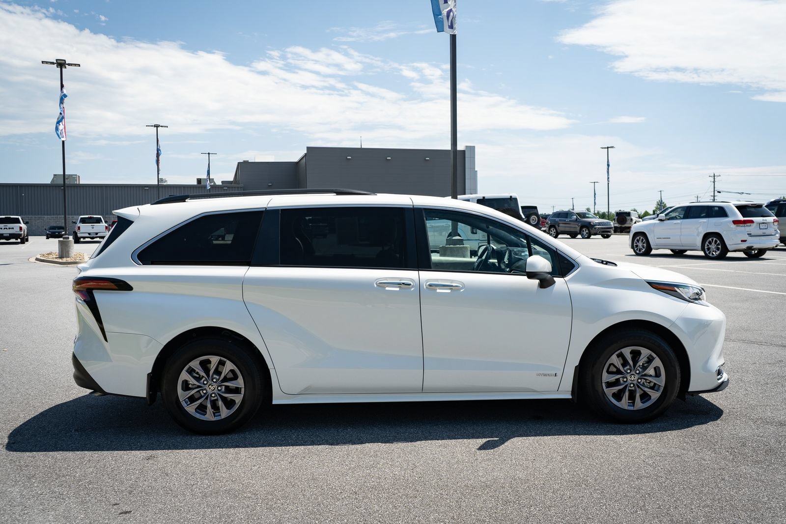Used 2021 Toyota Sienna XLE w/ XLE Plus Package AWD/4WD image 11