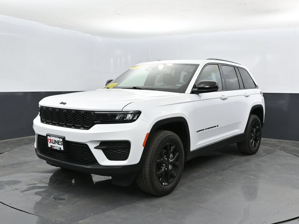 Used 2025 Jeep Grand Cherokee Altitude AWD/4WD image 9