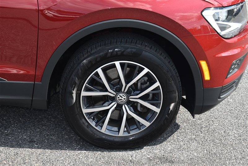 Used 2019 Volkswagen Tiguan SE w/ Panoramic Sunroof Package AWD/4WD image 3