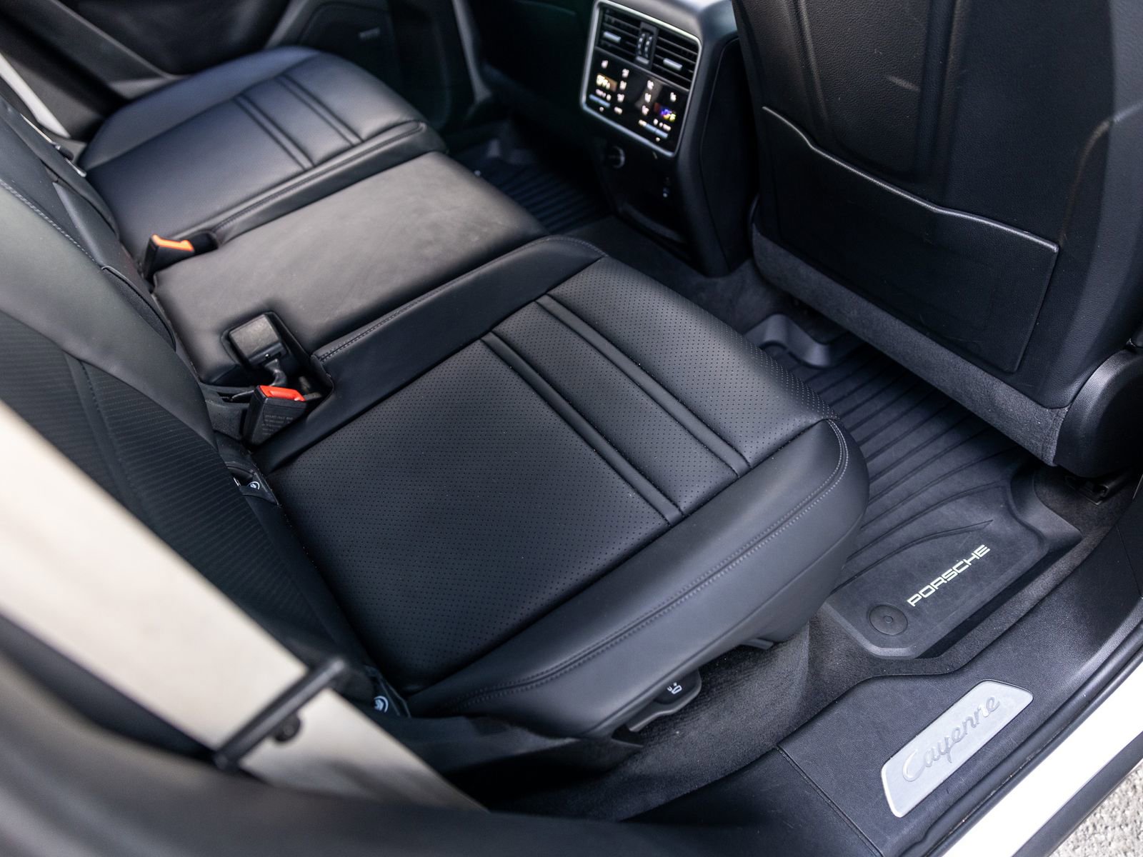 Certified 2023 Porsche Cayenne Platinum Edition image 51