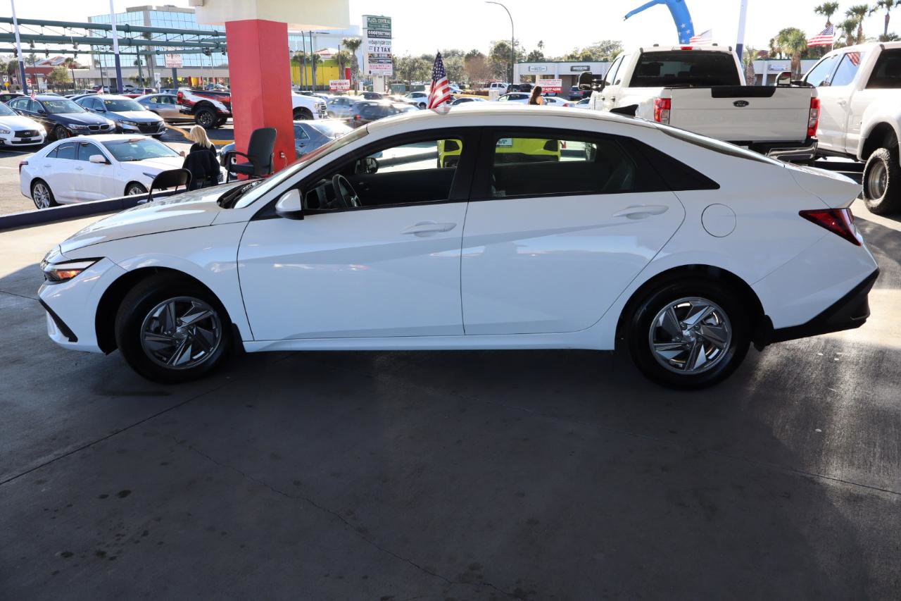 Used 2025 Hyundai Elantra SE image 8