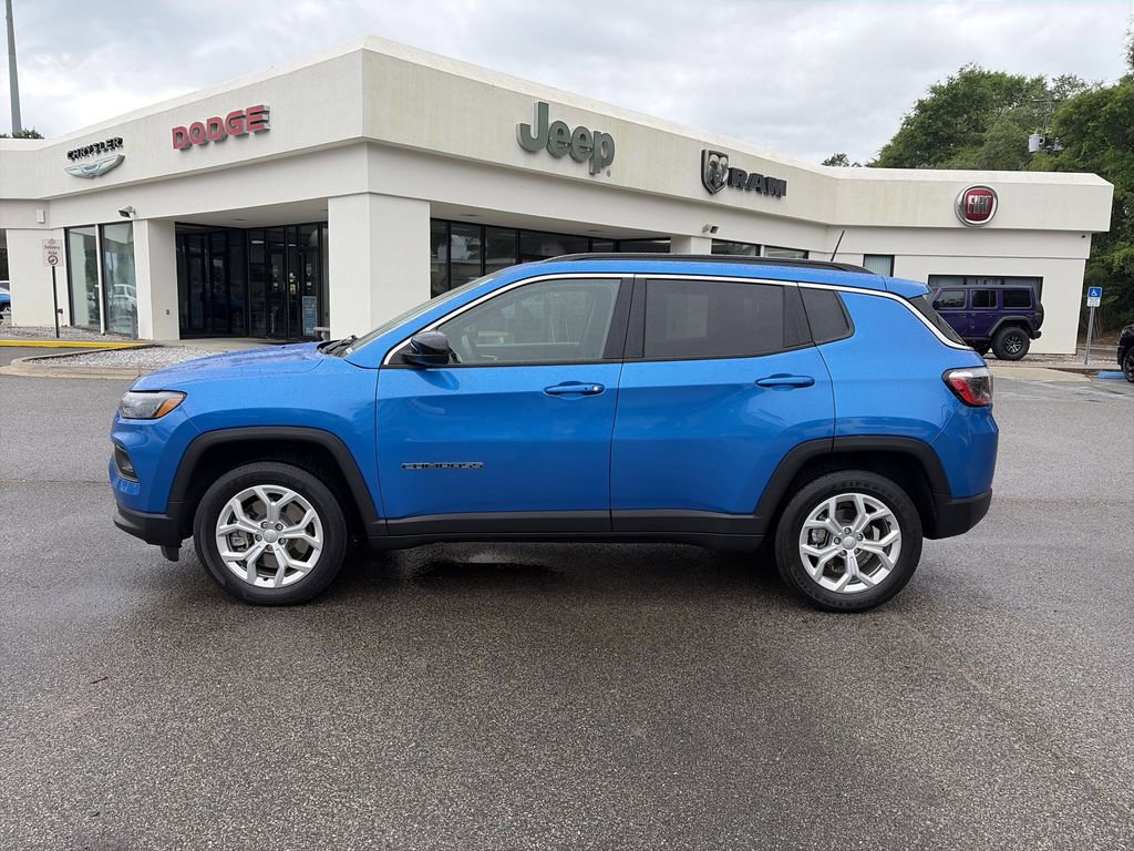 Used 2024 Jeep Compass Latitude AWD/4WD image 4