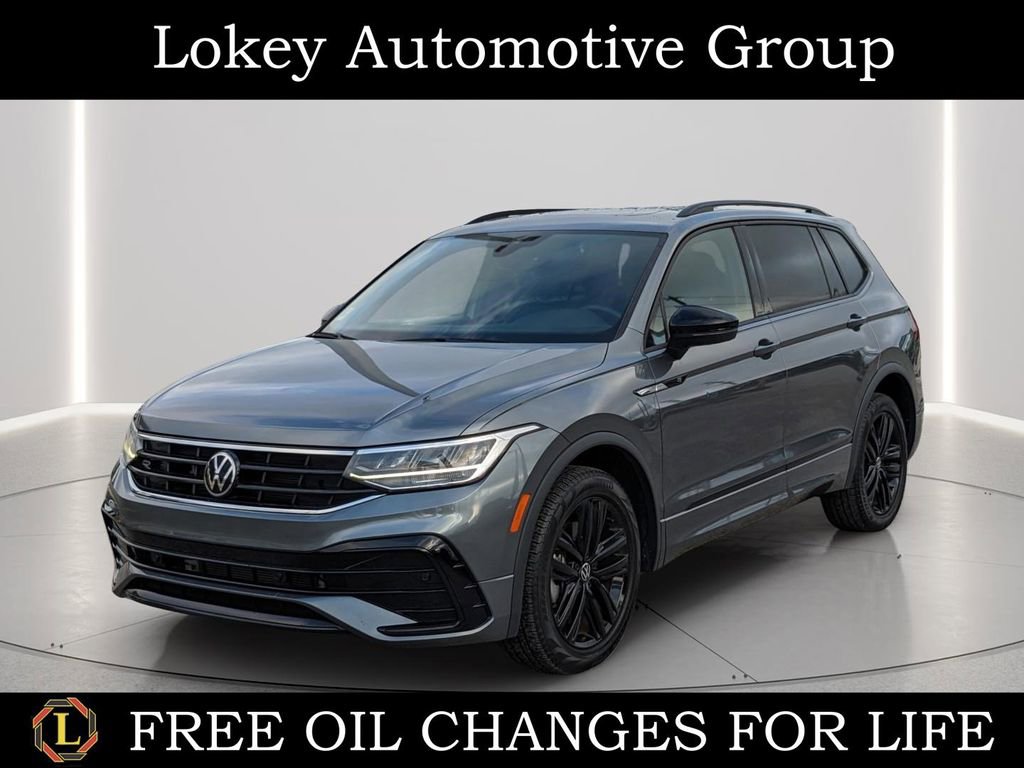 Certified 2022 Volkswagen Tiguan SE R-Line image 1
