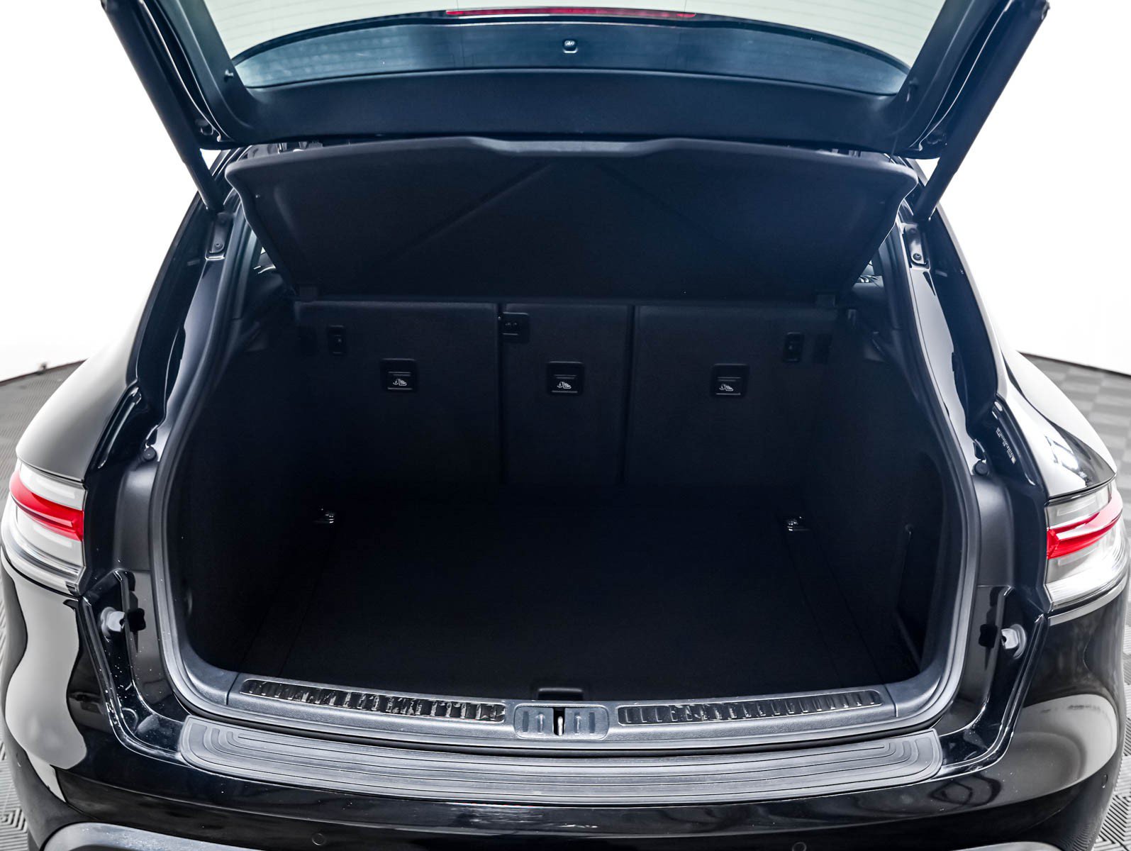 Certified 2023 Porsche Macan S AWD/4WD image 25