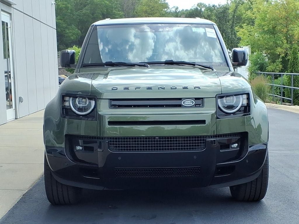 New 2026 Land Rover Defender 130 X-Dynamic SE AWD/4WD image 2